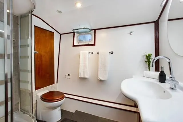 فندق Charming Boat In Barcelona - Perfect Getaway سان أدريان دي بيزوس بوتيل