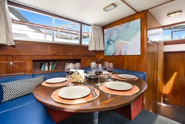 فندق Charming Boat In Barcelona - Perfect Getaway سان أدريان دي بيزوس بوتيل