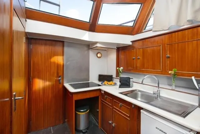 فندق Charming Boat In Barcelona - Perfect Getaway سان أدريان دي بيزوس 0*,