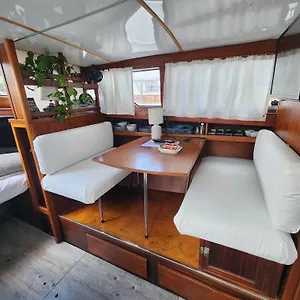  Hotel en barco Floating In The Sea