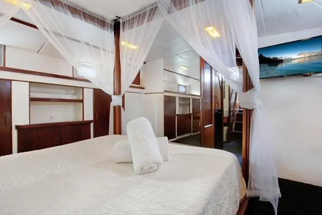 Botel Charming Boat In Barcelona - Perfect Getaway Hotel Sant Adria de Besos Espanha
