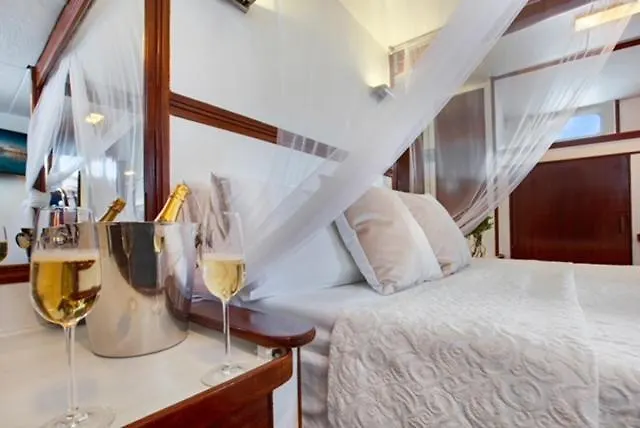 Charming Boat In Barcelona - Perfect Getaway Hotel Sant Adria de Besos