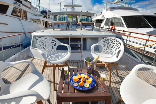Charming Boat In Barcelona - Perfect Getaway Hotel Sant Adria de Besos 0*,  Espanha